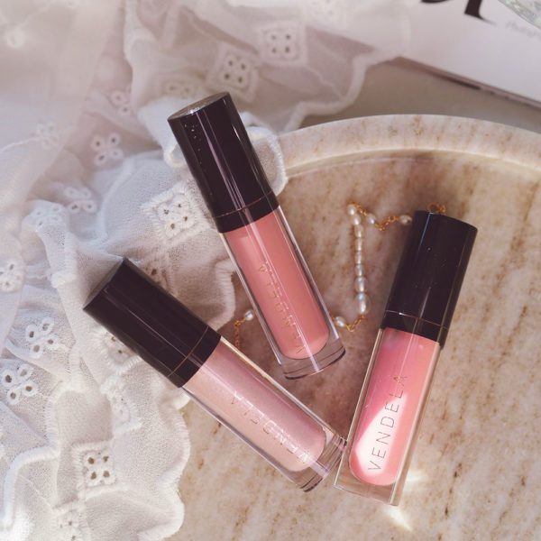 Produktbilde av rosa lipgloss sett fra Vendela